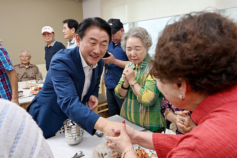 김동근 시장이 8월 29일 롯데캐슬골드파크2단지아파트 경로당을 방문해 노인들과 소통하고 있다