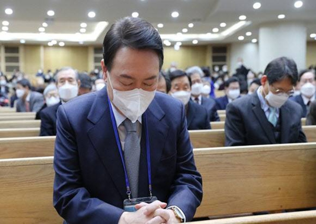예배 참석해 기도하는 윤석열 전 대통령. / 연합뉴스