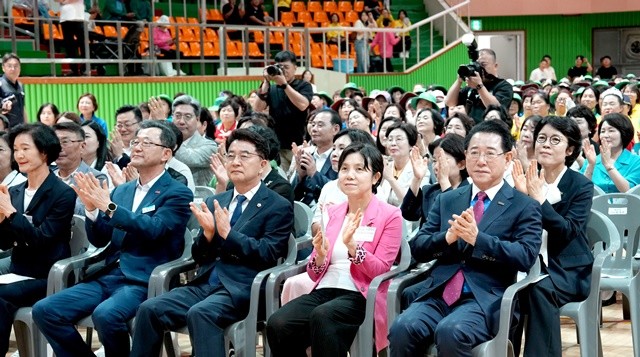 김영록 전라남도지사가 1일 해남우슬체육관에서 열린 ‘전남새마을부녀회 한마음어울마당’에서 주요 내빈과 행사 개회를 축하하고 있다.