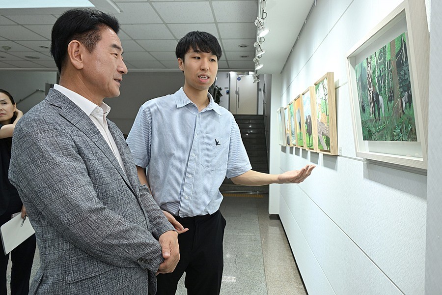 김동근 시장이 9월 1일 ‘멸종위기 동물 그림 전시회’가 진행 중인 시청 시민갤러리에서 강석준 화가에게 작품 설명을 듣고 있다