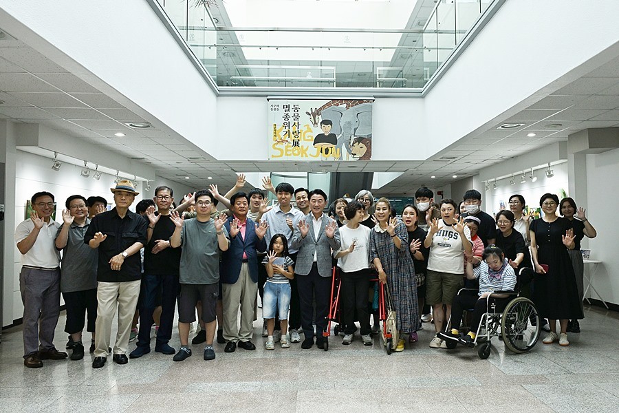 김동근 시장이 9월 1일 ‘멸종위기 동물 그림 전시회’가 진행 중인 시청 시민갤러리에서 시민들과 기념사진을 찍고 있다