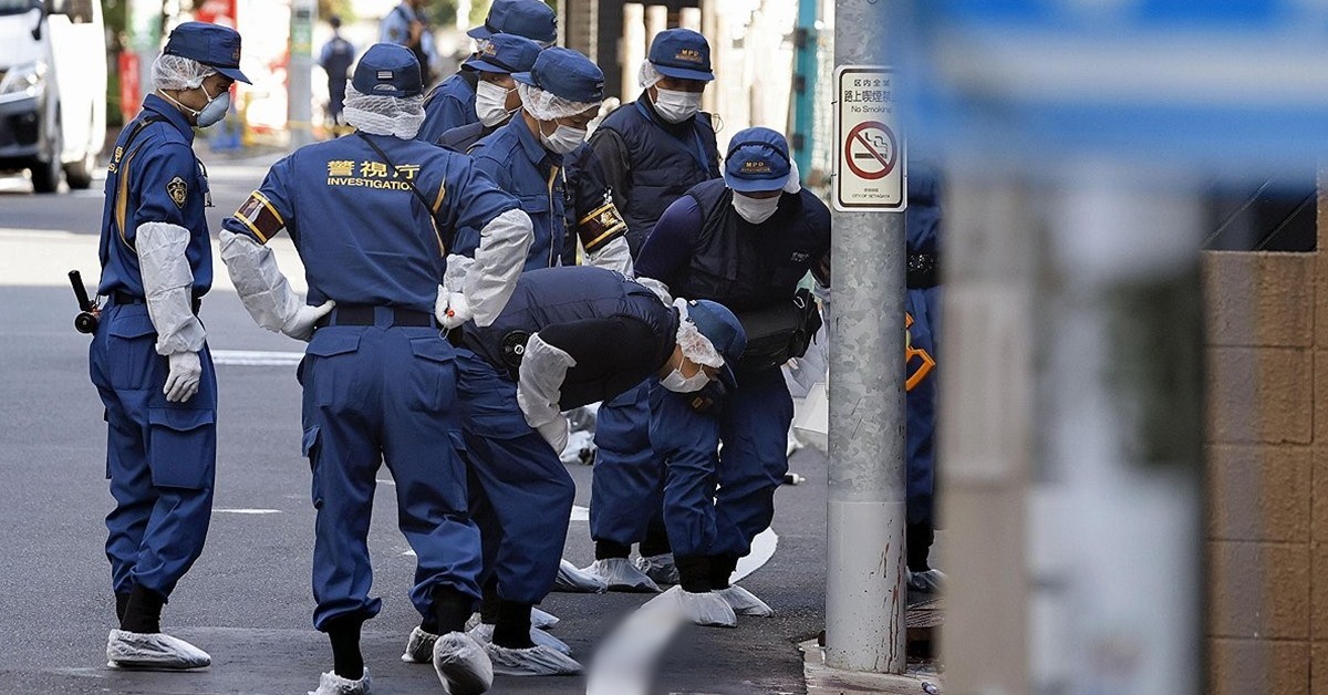 일본 경찰이 1일 도쿄 세타가야구에서 한국인 여성이 피를 흘린 채 쓰러져 있던 장소를 조사하고 있다. / 연합뉴스