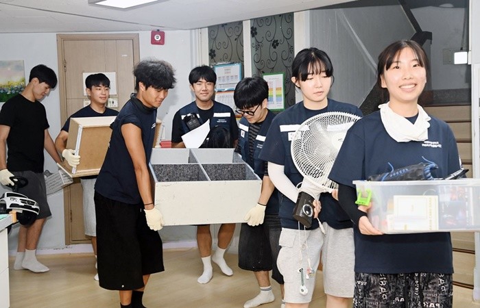 국립부경대학교(총장 배상훈) PKNU 학생봉사단(이하 ‘봉사단’)이 올여름에도 어김없이 이웃의 집을 고치며 따뜻한 나눔을 이어갔다. / 사진제공=국립부경대