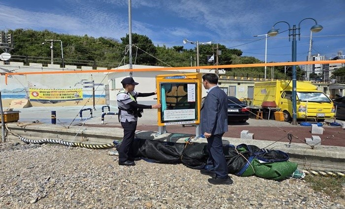 중리해변(부산광역시 영도구)에서 실시한 캠코 부역본부-부산해양경찰서 영도파출소 현장점검에서 허태회 캠코 부산지역본부 부장(사진 오른쪽), 부산해양경찰서 영도파출소 소장(사진 왼쪽)이 해양인명구조함을 점검하고 있다. / 사진제공=캠코