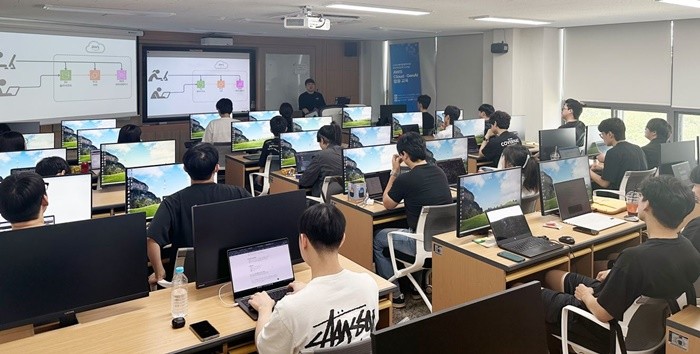 국립부경대학교 소프트웨어융합혁신원은 지난달 8월 27일부터 28일까지 컴퓨터·인공지능공학부 재학생을 대상으로 AWS 클라우드 및 인공지능(AI) 기술 활용 교육을 진행했다. / 사진제공=국립부경대