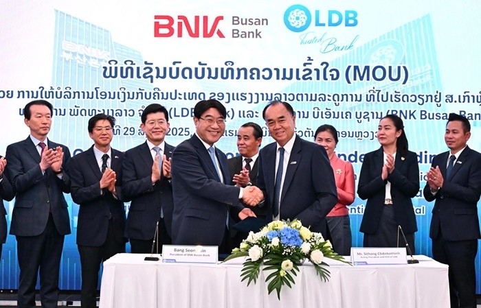 BNK부산은행(은행장 방성빈)은 지난달 29일(금) 라오스 비엔티안에서 라오스 개발은행(Lao Development Bank)과 ‘라오스 계절근로자 집금 사업’에 관한 양해각서(MOU)를 체결했다.(사진 첫 줄 왼쪽부터 BNK부산은행 방성빈 은행장, 라오스개발은행 시치쏜 테파시(Sitthisone Thepphasy) 총괄 회장) / 사진제공=부산은행