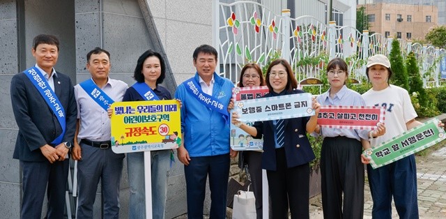 이정선 광주시교육감(왼쪽 네 번째)이 1일 광주수창초등학교에서 진행한 교통안전 캠페인에서 참가자들과 기념사진을 촬영하고 있다. /광주시교육청 제공