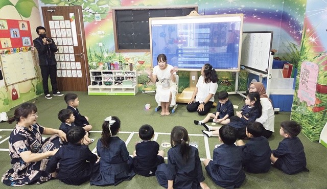 유치원과 초등교사가 현지 유아 및 학생들과 소통하는 모습.