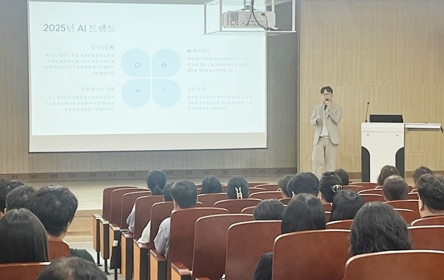 지난달 28일, 순천시 공무원들이 혁신농업인센터에서 열린 'AI 트렌드 특강'에 참석해 교육을 받고 있다.