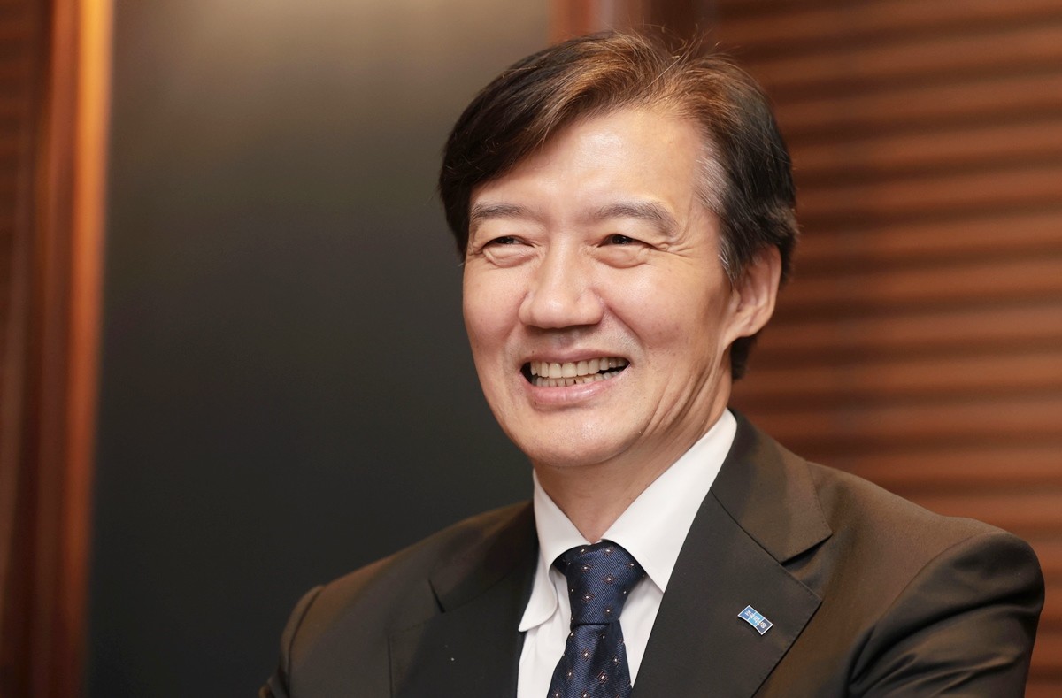 조국 조국혁신당 혁신정책연구원장. 조 원장은 연합뉴스 인터뷰에서 정치·민생·인권 개혁 문제에서 더불어민주당과 이견이 있기에 '지금은 '따로 또 같이' 가야 할 때'라며 정치권 일각에서 제기된 합당설에는 선을 그었다. / 연합뉴스