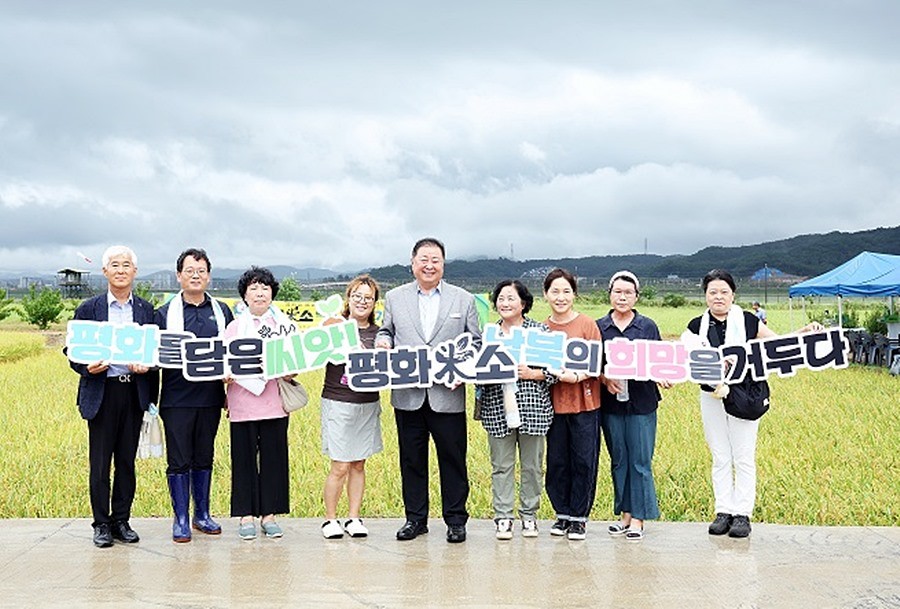 김경일 파주시장(가운데)