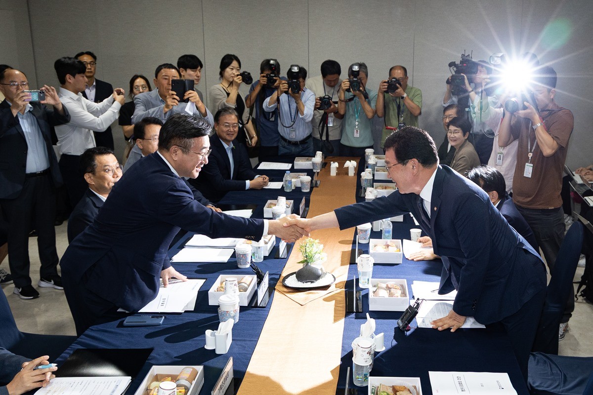 윤호중 행정안전부 장관과 신정훈 행정안전위원장이 2일 서울 여의도 국회에서 열린 행안위 당정협의에 앞서 악수하는 모습 / 뉴스1
