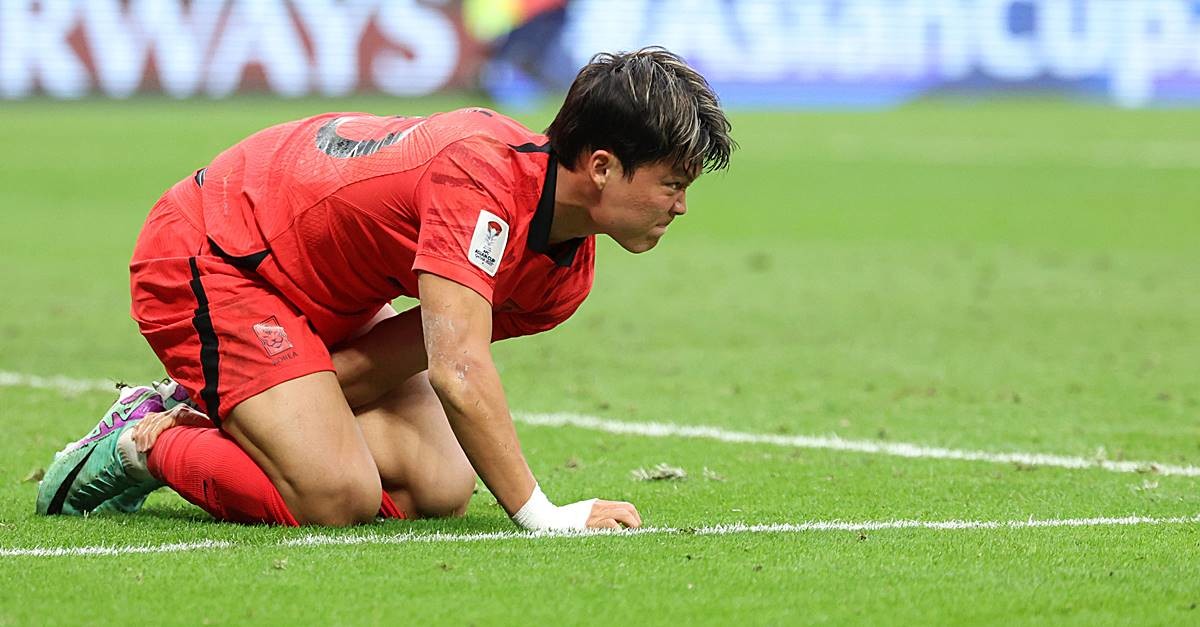 대한민국 축구대표팀 오현규가 지난해 1월 25일(현지시간) 카타르 알와크라 알자누브 스타디움에서 열린 2023 아시아축구연맹(AFC) 카타르 아시안컵 조별리그 E조 조별리그 3차전 대한민국과 말레이시아의 경기에서 말레이시아 수비에 의해 넘어진 후 고통을 호소하고 있다 / 뉴스1