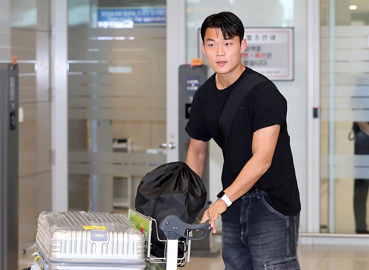 축구 국가대표 공격수 오현규가 2023년 6월 5일 인천국제공항을 통해 귀국하고 있다 / 뉴스1