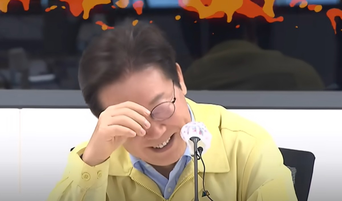 지난달 30일 극심한 가뭄을 겪고 있는 강원도 강릉시를 찾은 이재명 대통령이 김홍규 강릉시장에게 질문을 던졌으나 요지에서 벗어난 답을 하자 답답해하고 있는 모습. / 유튜브 채널 'KTV'