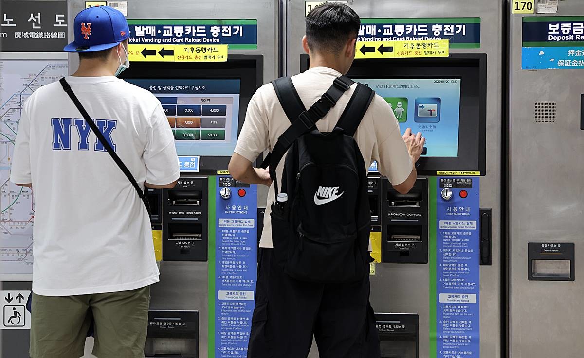 서울의 한 지하철역에서 관광객들이 교통카드를 충전하고 있다 / 뉴스1