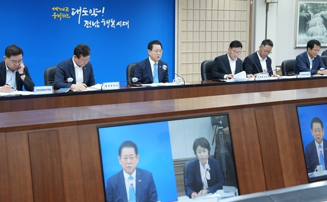 김영록 전라남도지사가 2일 도청 서재필실에서 실국장 정책회의를 주재하고 도정 현안을 논의하고 있다. / 전남도