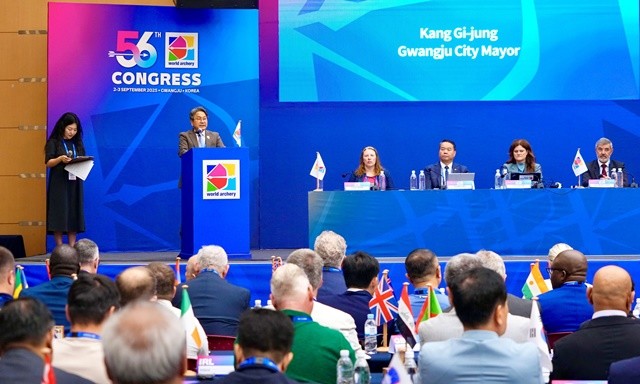 강기정 광주광역시장이 2일 김대중컨벤션센터에서 열린 세계양궁연맹 총회 본회의에 참석해 환영사를 하고 있다./광주광역시 제공