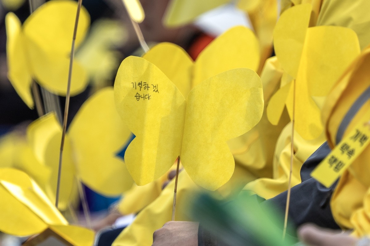 기사 이해를 돕기 위한 자료 사진. 기사 속 해당 사건과 직접적인 관련은 없다. 자신이 '세월호 생존자'라고 주장하며 서울 용산 대통령실 앞에서 자해 소동을 벌인 남성이 경찰에 붙잡힌 것으로 전해졌다. 서울 용산경찰서는 지난 1일 공공장소 흉기소지 혐의 현행범으로 60대 남성 A 씨를 체포했다. / 연합뉴스