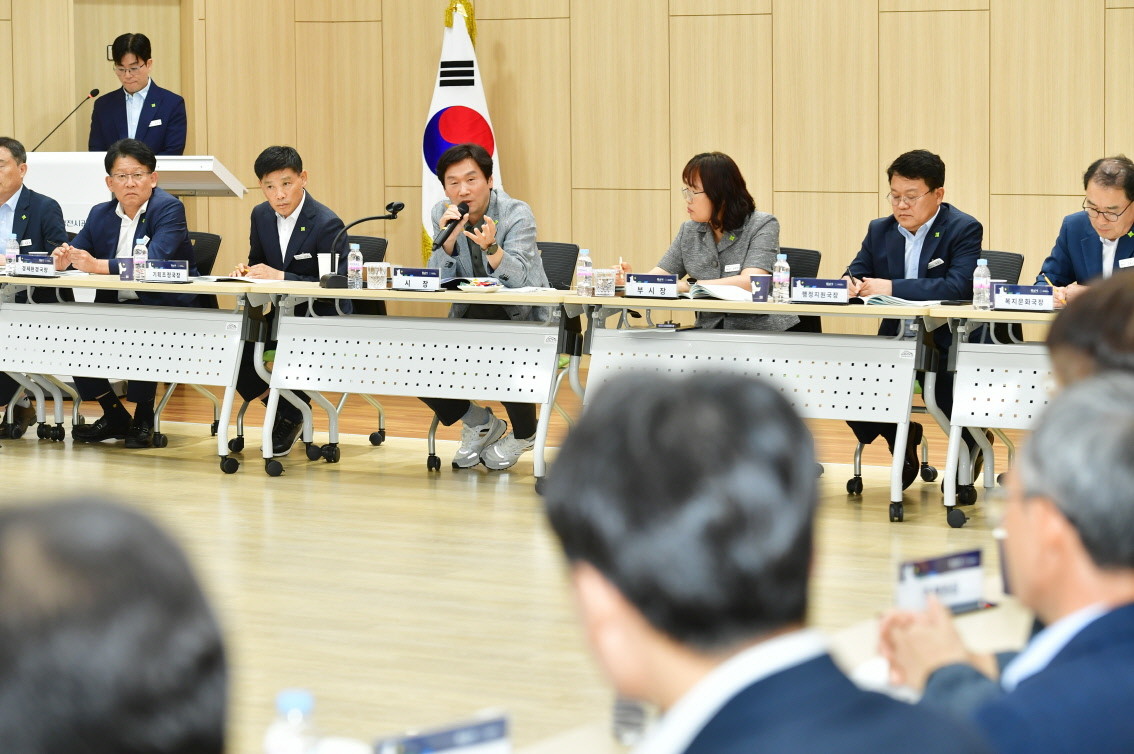 지난 1일 조현일 경산시장 주재로 경산 임당유적전시관 강당에서 2026 시민체감 100℃ 시책 보고회가 열리고 있다. / 경산시 제공