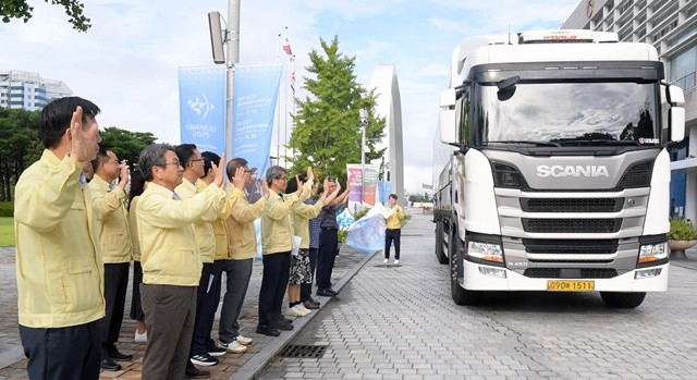 강기정 광주광역시장이 2일 오전 시청 잔디광장에서 가뭄으로 어려움을 겪고 있는 강원도 강릉시에 보낼 생수 1만병을 실은 차량을 배웅하고 있다. /광주광역시 제공