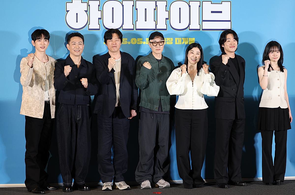 배우 박진영(왼쪽부터)과 오정세, 김희원, 강형철 감독, 라미란, 안재홍, 이재인이 지난 5월 26일 서울 용산구 CGV용산아이파트몰에서 열린 영화 '하이파이브‘ 언론시사회에 참석해 포즈를 취하고 있다. '하이파이브'는 장기이식으로 우연히 각기 다른 초능력을 얻게 된 다섯 명이 그들의 능력을 탐하는 자들과 만나 벌어지는 이야기를 그린 코믹 액션 활극이다 / 뉴스1