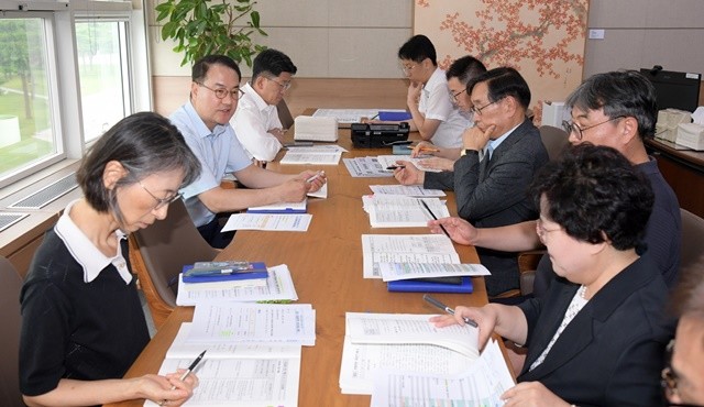 김영문 문화경제부시장이 2일 시청에서 실국장들과 ‘광주 미래전략 전담팀(TF)’ 회의를 하고 있다./광주광역시 제공