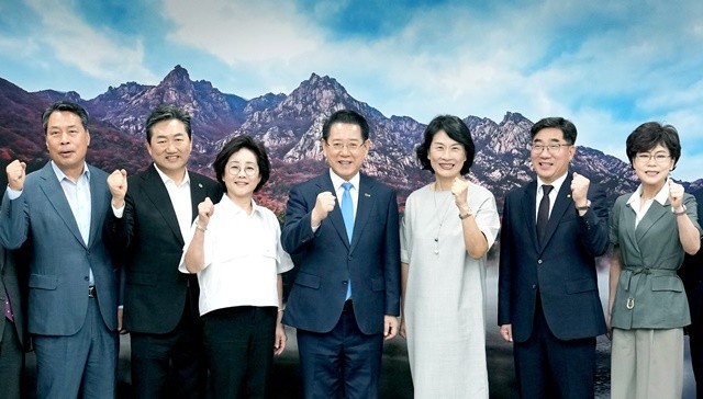 김영록 전라남도지사가 2일 도청 접견실에서 전남 RISE위원회 공동위원장인 이주희 동신대학교 총장, 전남지역 대학 총장들과 환담을 마치고 기념촬영을 하고 있다.