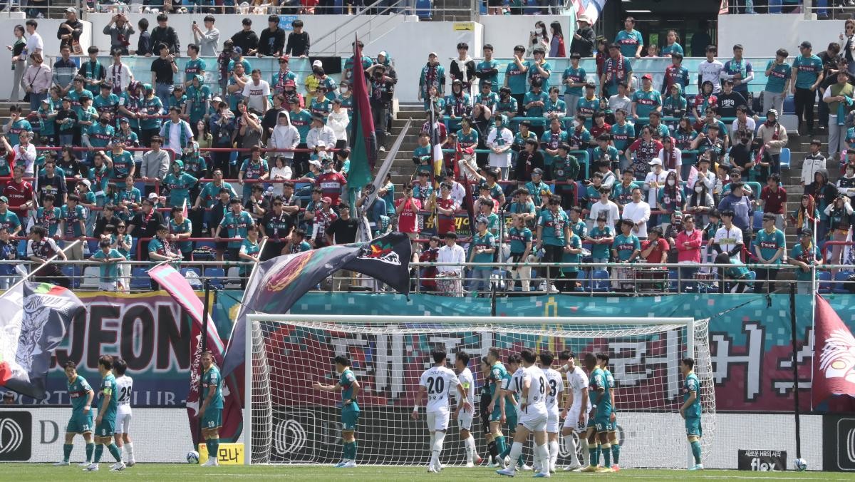 20203년 4월 30일 대전월드컵경기장에서 열린 2023 프로축구 K리그1 대전 하나 시티즌과 제주 유나이티드의 경기에서 하나 시티즌 축구 팬들이 응원하고 있다. / 연합뉴스
