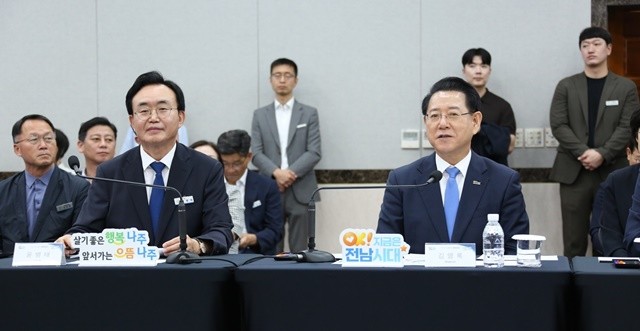 윤병태 시장(왼쪽)과 김영록 도지사(오른쪽)가 2일 나주시청 대회의실에서 열린 ‘전남 정책비전 투어’에 참여했다
