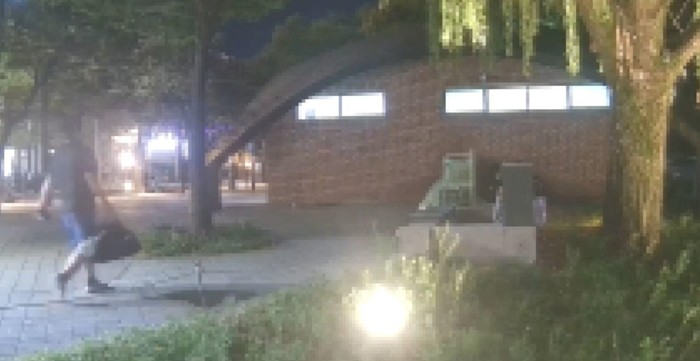 경북 영천의 사관학교에서 근무하는 육군 교관(30대·대위)이 2일 오전 검은색 가방에 K-2소총을 담고 대구 수성구 수성못 일대를 걸어가고 있다. / 뉴스1
