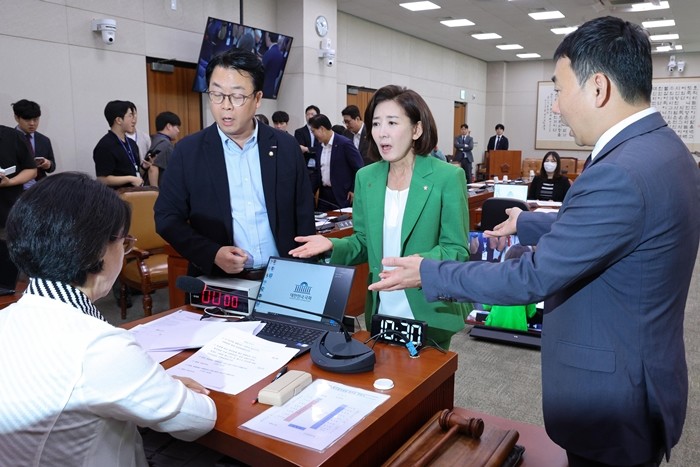 나경원 의원 등 국민의힘 법제사법위원회 위원들이 2일 오전 서울 여의도 국회에서 열린 법제사법위원회(법사위) 전체회의에서 검찰 개혁 공청회 계획의 건 의결을 두고 추미애 위원장에게 항의하고 있다. / 뉴스1