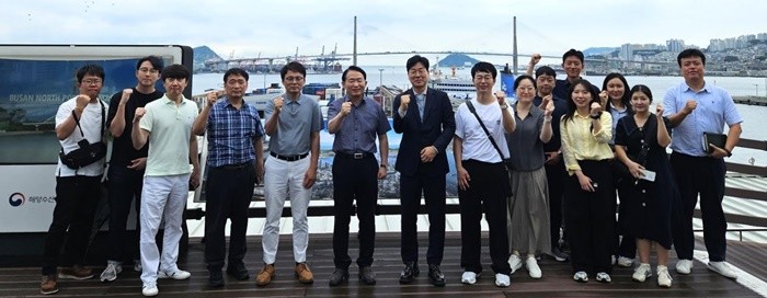 부산항만공사는 인천 동구청 김찬진 구청장을 비롯한 관계자들이 부산 북항 재개발사업 현장을 방문해 사업 추진 현황을 청취했다고 2일 밝혔다. / 사진제공=부산항만공사