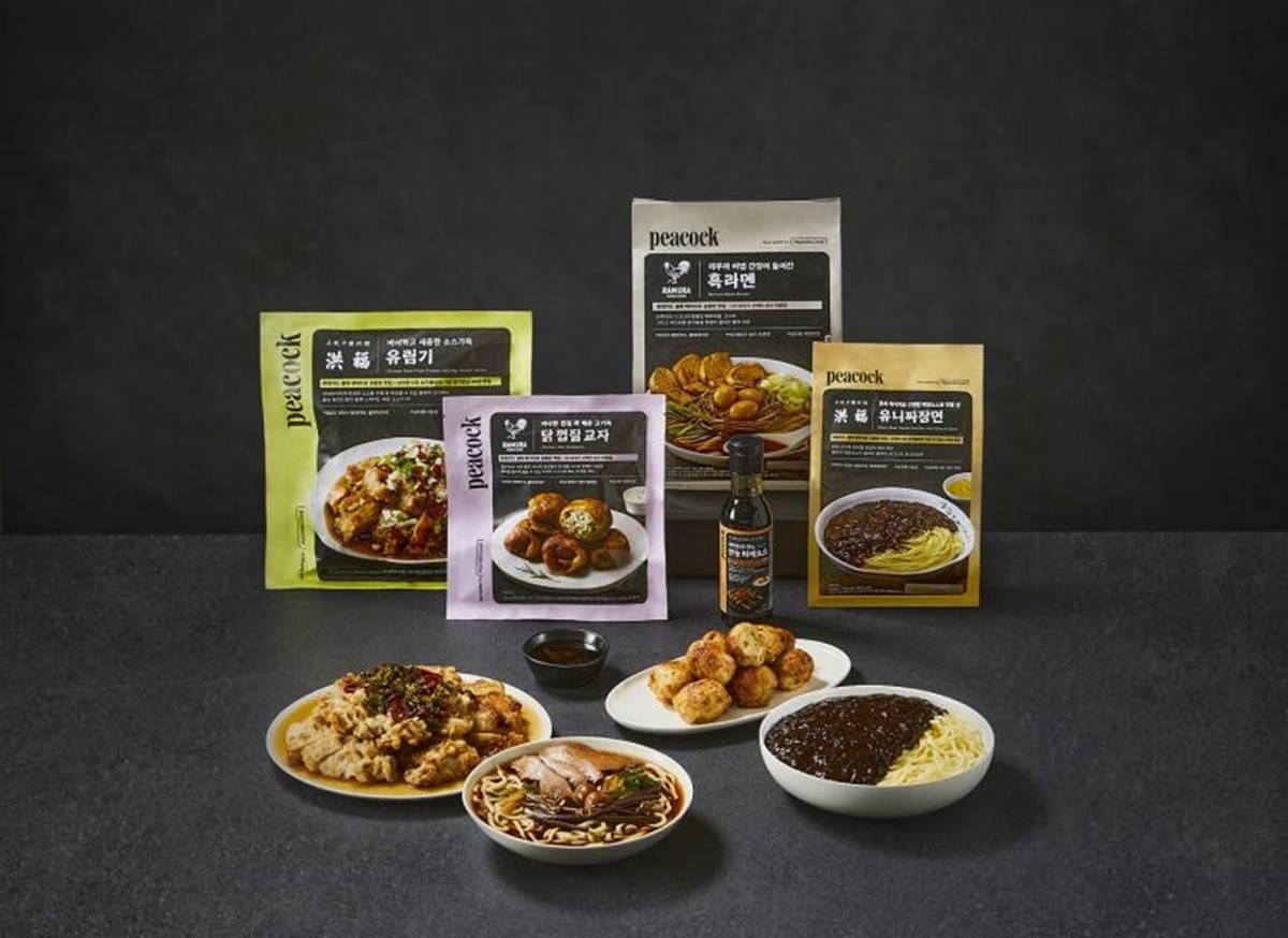 이마트가 유명 맛집 메뉴를 프리미엄 PB(자체 브랜드) '피코크' 상품으로 개발했다고 최근 밝혔다. 해당 맛집은 현대카드의 결제 데이터를 분석해 선정했다고 이마트는 설명했다. 이번에 출시된 '피코크' 신상품은 서울 남대문시장 '홍복'의 유니짜장면과 유림기, 서울 성수동 '라무라'의 흑라멘과 닭껍질 교자, 서울 청담동 '야키토리 파노'의 타레소스 등 5종이다. / 이마트 제공