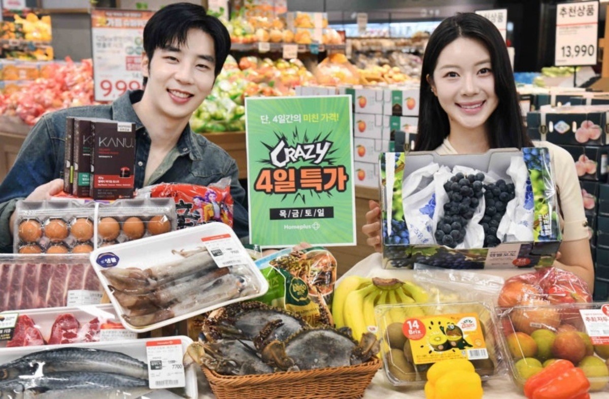 '홈플러스 메가 푸드 마켓 라이브' 강서점에서 'CRAZY 4일 특가' 등 각종 행사 상품을 소개하고 있다. / 홈플러스 제공