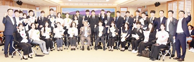 강기정 광주광역시장이 2일 오후 시청에서 열린 신규공무원 임용식에 참석해 공직에 첫발을 딛는 신규공무원들에게 축하와 응원을 전한 뒤 기념촬영을 하고 있다./광주광역시 제공