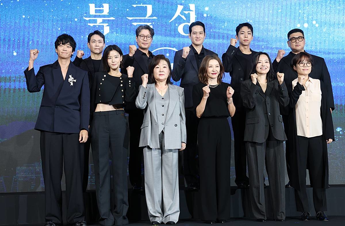 배우 오정세(왼쪽 위부터 시계방향)과 유재명, 박해준, 주종혁, 허명행 감독, 김희원 감독, 이상희, 이미숙, 김해숙, 전지현, 강동원이 지난 2일 오전 서울 종로구 포시즌스 호텔에서 열린 디즈니 플러스 오리지널 시리즈 '북극성' 제작발표회에 참석해 포즈를 취하고 있다. '북극성'은 유엔대사로서 국제적 명성을 쌓아온 문주(전지현 분)가 대통령 후보 피격 사건의 배후를 쫓는 가운데, 그녀를 지켜야만 하는 국적 불명의 특수요원 산호(강동원 분)와 함께 한반도를 위협하는 거대한 진실을 마주하는 이야기를 그린 드라마다 / 뉴스1