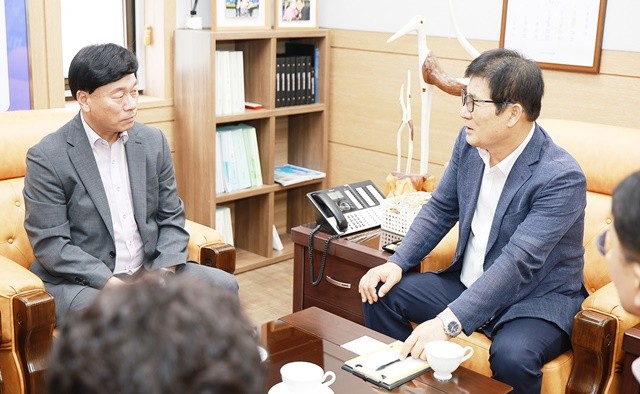김명선 금호타이어 부사장(왼쪽) 과 이상익 함평군수(오른쪽)가 빛그린국가산업단지 신공장 건립을 위해 대화를 하고있다.