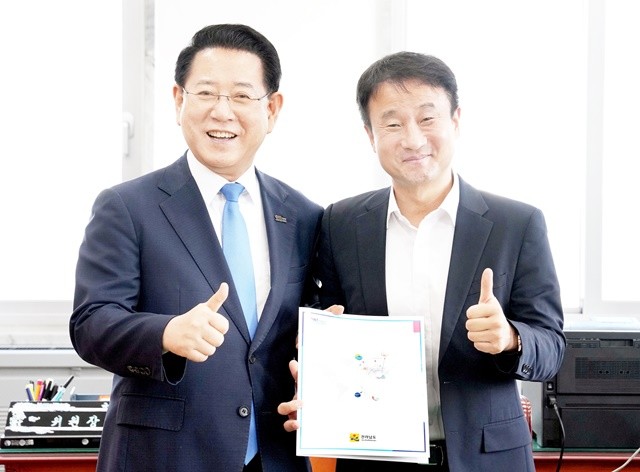 김영록 전라남도지사(왼쪽)가 3일 서울 국회에서 한병도 국회 예산결산특별위원장과 면담을 갖고 2026년 전남도 국고 핵심 사업을 건의하고 협조를 요청하고 있다. / 전남도