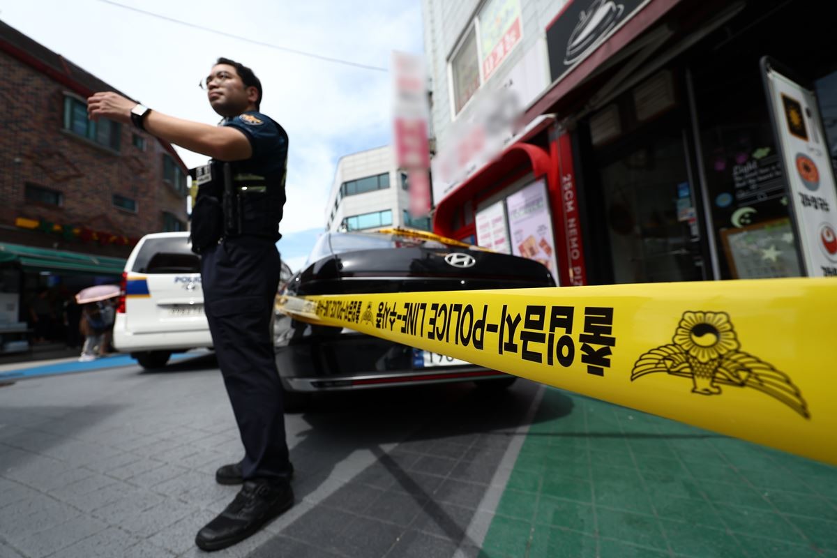 관악구 칼부림 사건 현장 통제하는 경찰 / 뉴스1