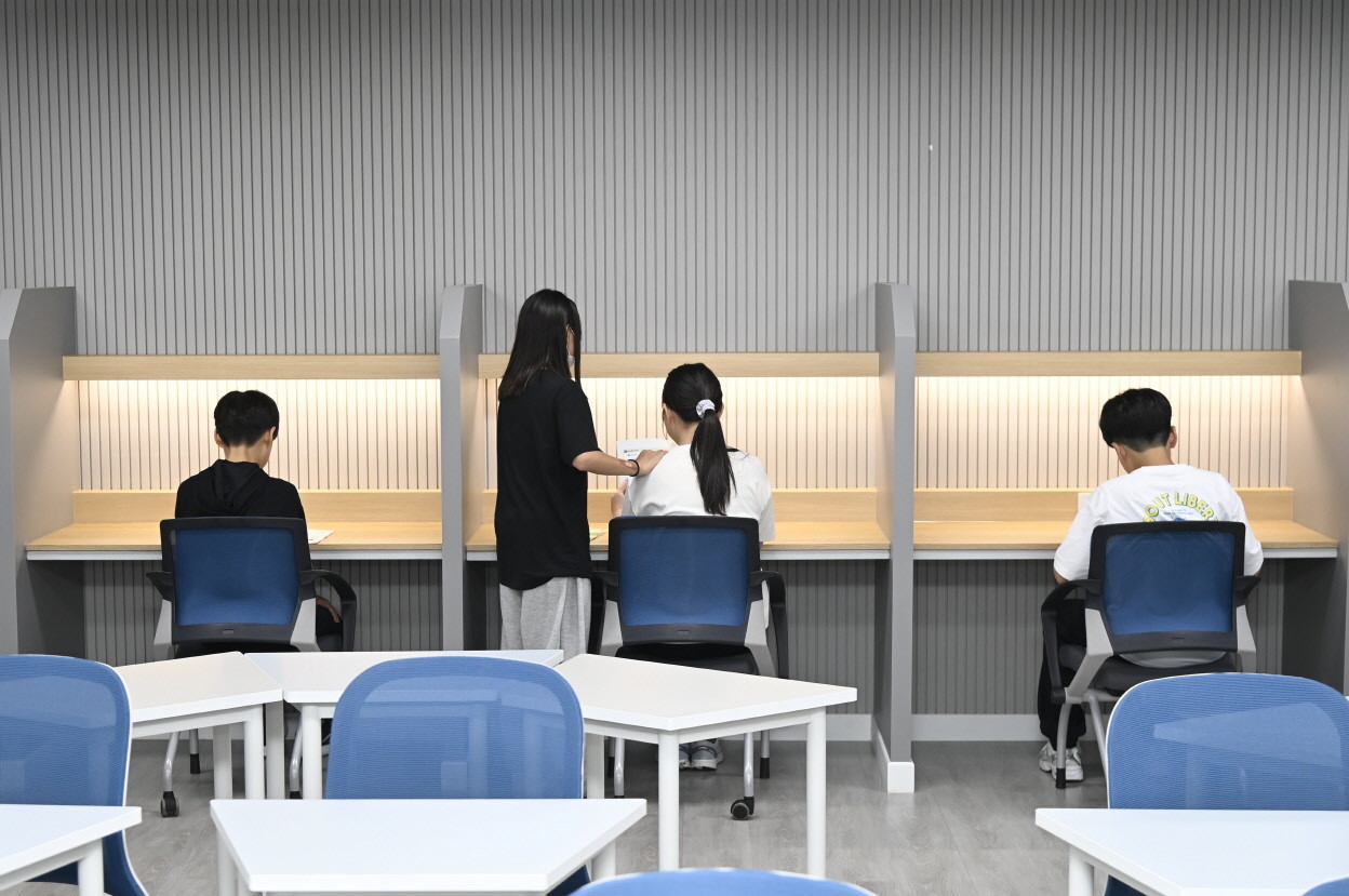 독서실처럼 조성된 공간에서 학생들이 조용히 자기 주도 학습에 몰두하고 있다. / 대구 달성군 제공