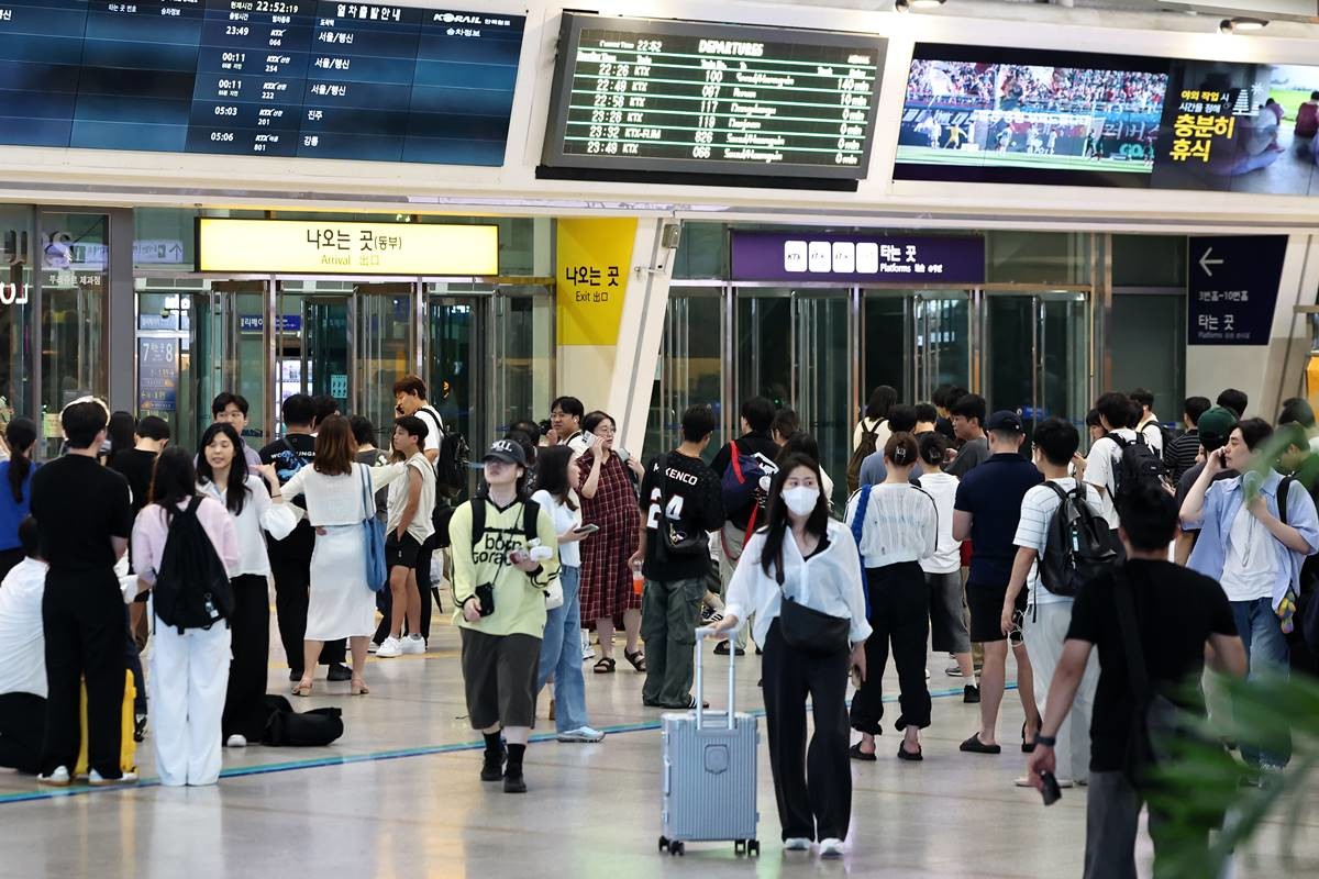 붐비는 대합실 / 뉴스1