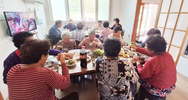 순천시는 상반기 농번기 여성농업인의 가사부담을 덜어주는 농번기 마을공동급식을 지원했다.
