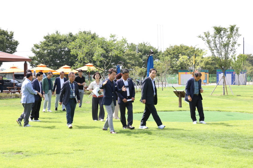 경산시의회 행정·사회위원회 위원들이 하양읍 대조리 일원에 조성된 하양 물빛 파크골프장을 찾아 주변을 둘러보고 있다. / 경산시의회 제공