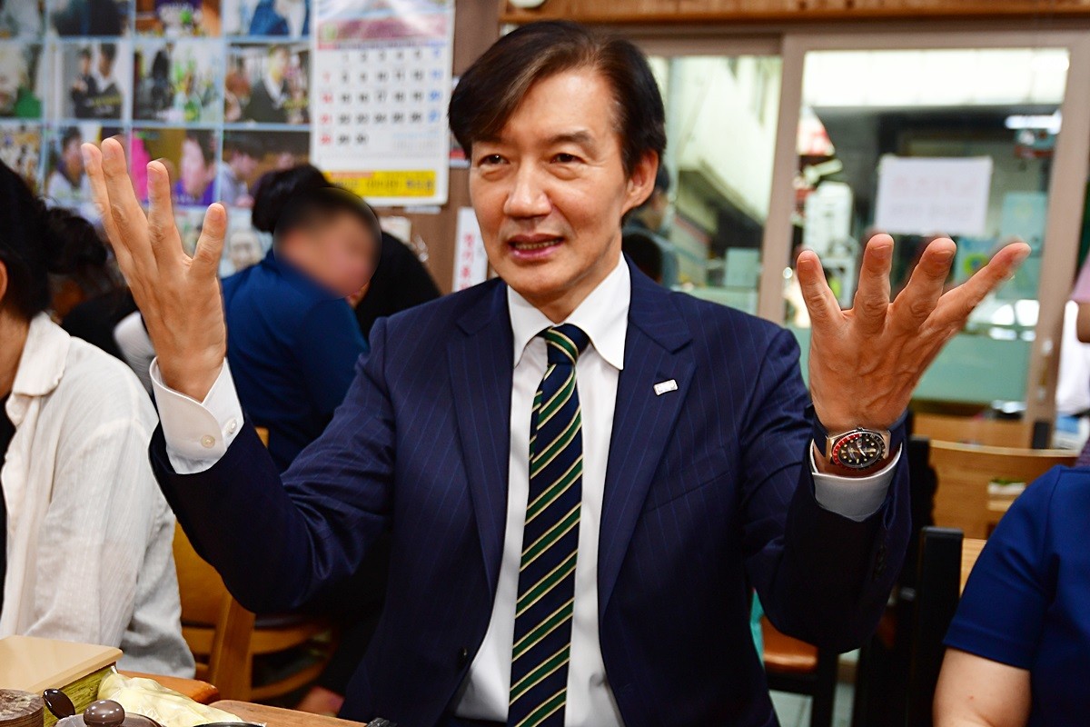 조국 조국혁신당 혁신정책연구원장이 2일 경북 포항시 죽도시장에 있는 한 식당에서 지지자들과 얘기를 나누고 있다. / 뉴스1