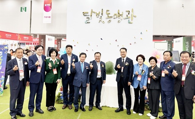김영문 문화경제부시장이 3일 대구전시컨벤션센터에서 열린 ‘2025 대구식품산업전’에 참가해 달빛동맹관을 살펴본 뒤 기념촬영을 하고있다./광주광역시 제공
