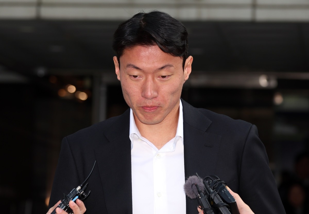 축구선수 황의조가 성폭력범죄의처벌등에관한특례법위반(카메라등이용촬영) 1심 선고 재판을 마치고 나오는 모습 / 뉴스1