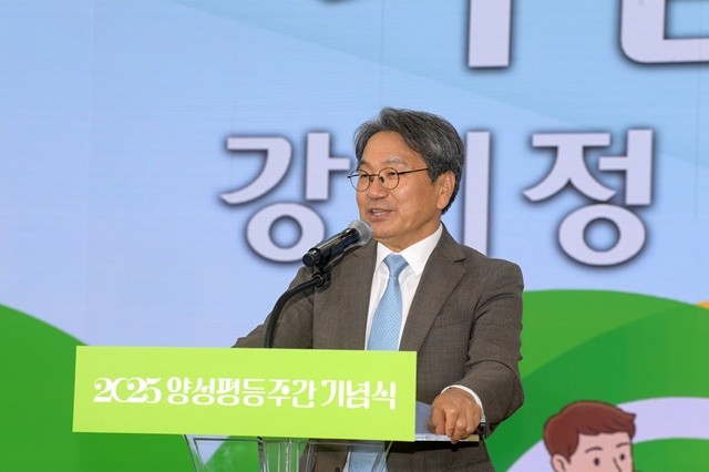 강기정 광주광역시장이 3일 오후 시청 1층 시민홀에서 열린 ‘2025년 양성평등주간 기념식'에 참석해 기념사를 하고 있다./광주광역시 제공