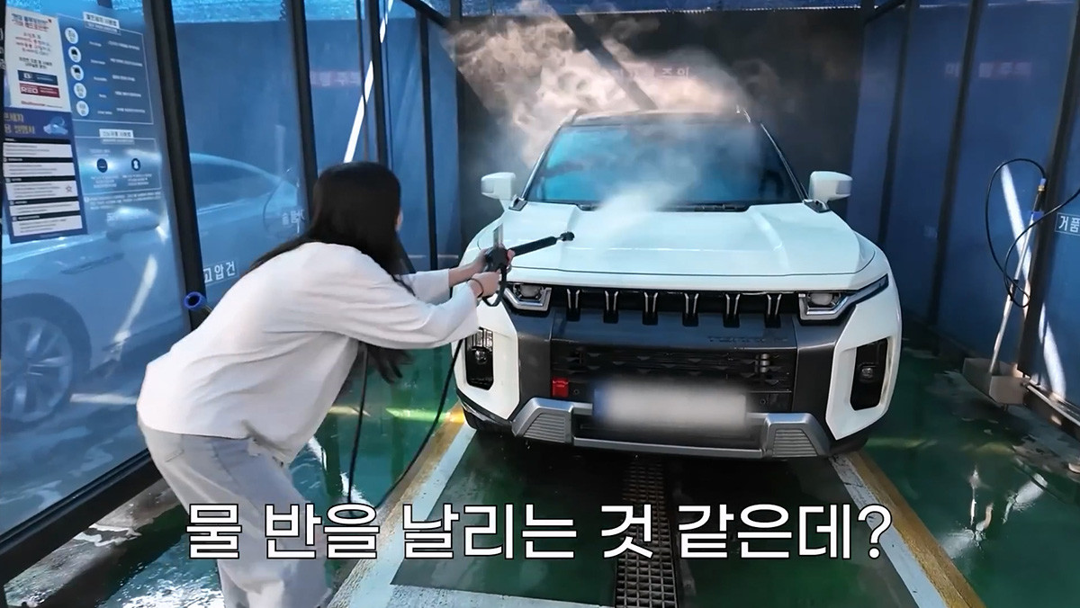 쯔양이 토레스를 세차하는 장면. / 쯔양밖정원 유튜브 갈무리