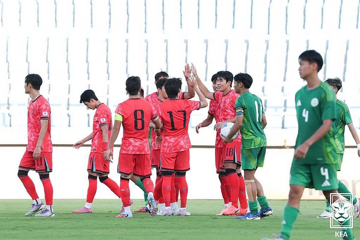 22세 이하(U22) 축구대표팀이 아시아축구연맹(AFC) U23 아시안컵 예선 첫 경기에서 시원한 대승을 거뒀다. 이민성 감독이 이끄는 한국은 3일 인도네시아 시도아르조의 겔로라 델타 스타디움에서 열린 2026 AFC U23 아시안컵 예선 J조 1차전에서 마카오를 5-0으로 크게 이겼다. 사진은 승리의 기쁨 나누는 22세 이하(U22) 축구대표팀 선수들 / 뉴스1, 대한축구협회 제공